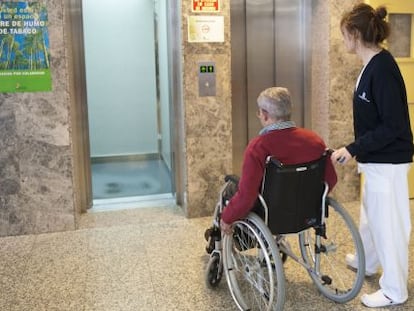 Un usuario en silla de ruedas entra en un ascensor. 