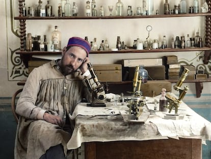 Autorretrato de Cajal en su laboratorio de Valencia hacia 1885, coloreado por Rafael Navarrete.