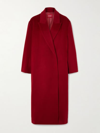 El abrigo 'oversize' de Staud en rojo intenso se convertirá en una necesidad cuando lo que se busca es marcar la diferencia. (1.150 euros) 