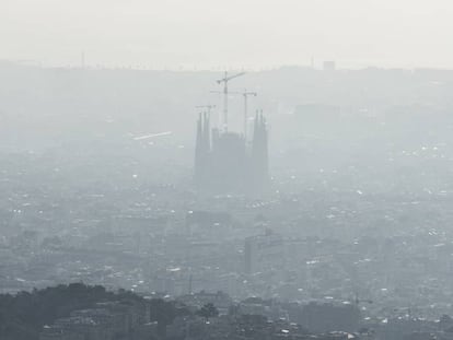 Panor&aacute;mica de Barcelona rodeada de una nube de contaminaci&oacute;n