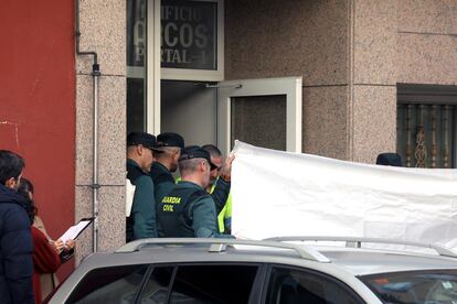 Guardia Civil, miembros de protección Civil y trabajadores funerarios retiran los cuerpos del matrimonio hallado muerto en Sigüeiro.