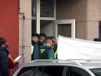 Guardia Civil, miembros de protección Civil y trabajadores funerarios retiran los cuerpos del matrimonio hallado muerto en Sigüeiro.