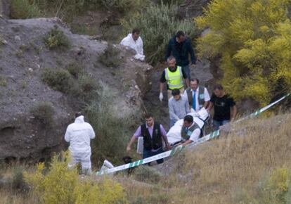 La Guardia Civil transporta el cadáver de Rosa Galera.