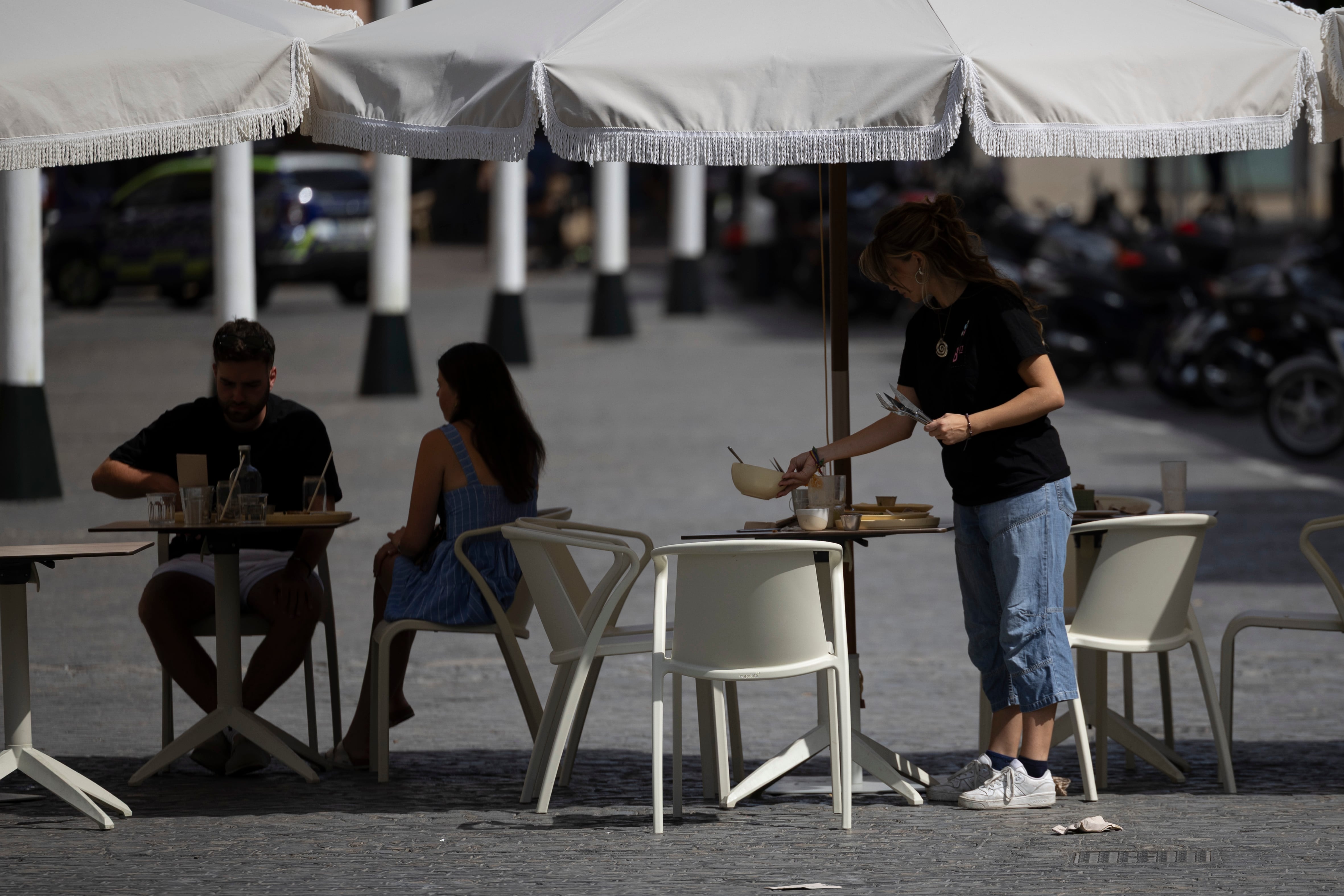 Una camarera atiende una mesa en Sevilla, en enero de 2024. 