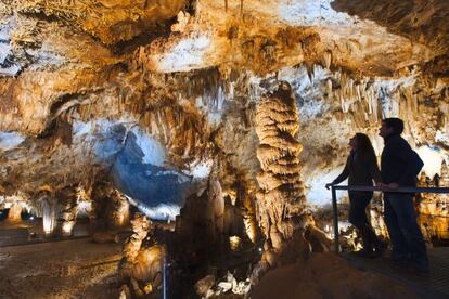 Una pareja de visita la cueva de Pozalagua, en el parque natural de Amañón.