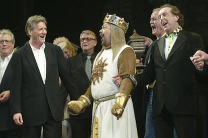 Terry Jones, Michael Palin, Mike Nichols, Tim Curry, John Cleese y Eric Idle (de izquierda a derecha), en el estreno de <i>Spamalot</i> en Broadway.