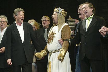 Terry Jones, Michael Palin, Mike Nichols, Tim Curry, John Cleese y Eric Idle (de izquierda a derecha), en el estreno de <i>Spamalot</i> en Broadway.