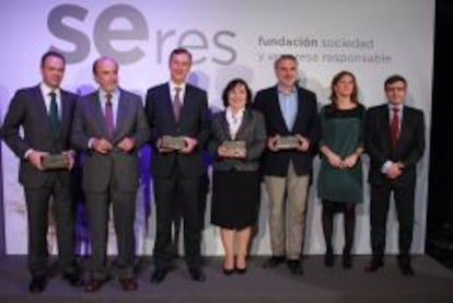 &Iacute;&ntilde;igo Meir&aacute;s (Ferrovial), Juan Arena, presidente de la Fundaci&oacute;n Seres, J&eacute;r&ocirc;me Boesch (Danone), Emma Fern&aacute;ndez (Indra), Antonio G&oacute;mez (InfoJobs), Ana Sainz, directora general de Seres, y Francisco Rom&aacute;n (Vodafone), en la Casa de Am&eacute;rica, en Madrid. 