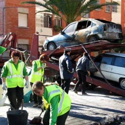 La grúa retiraba ayer los coches calcinados y los servicios de limpieza trabajaban en el lugar.