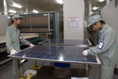 Trabajadores en una planta de paneles solares en China.