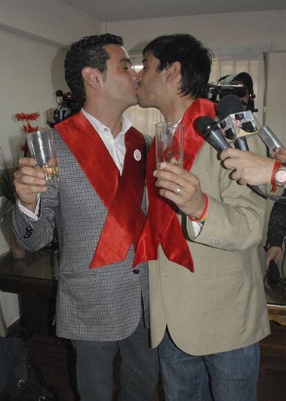 Alex Freyre y José María Di Bello, se besan tras registrar su unión en Ushuaia, al sur de Argentina.