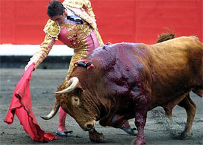 El Fandi torea con la derecha a su segundo toro, al que cortó una oreja.