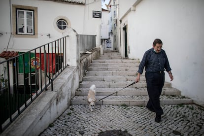 Un vecino pasea por la Alfama, el barrio más antiguo de Lisboa y con mayor número de pisos turísticos.