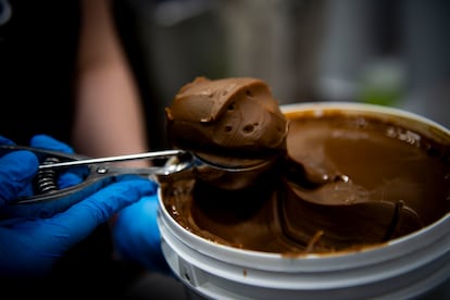 Los alfajores clásicos se rellenan con dulce de leche.