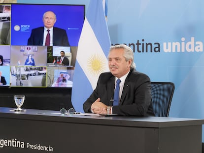 El presidente argentino, Alberto Fernández, en videoconferencia con su par ruso, Vladimir Putin, este viernes.