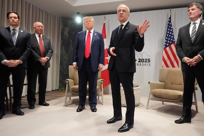 El primer ministro de Canadá, Mark Carney, habla con el presidente Donald Trump, durante la reunión del G7 en Canada.