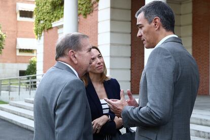 El presidente del Gobierno, Pedro Sánchez, recibe al opositor venezolano Edmundo González (izquierda) y a su hija Carolina González (centro), este jueves en el Palacio de La Moncloa.