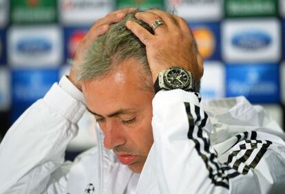 José Mourinho reacciona a la pregunta de un periodista antes de abandonar la sala de prensa.