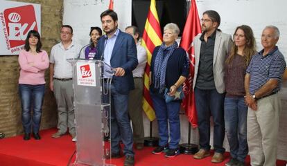 Ignacio Blanco con miembros de su candidatura en las primarias de EUPV y exdirigentes como Glòria Marcos y Antonio Montalbán, que la apoyan.