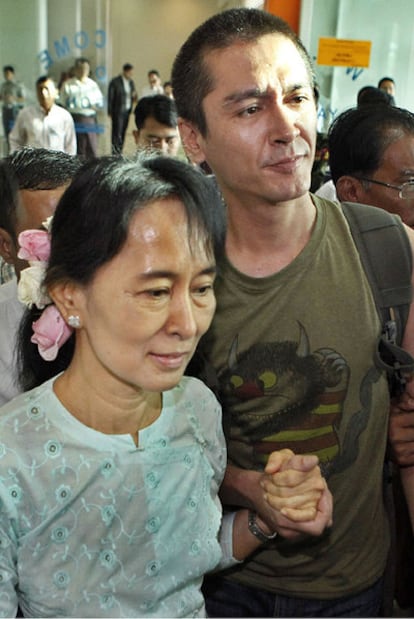 Suu Kyi coge la mano a su hijo, tras reencontrarse con él después de 10 años en el aeropuerto de Rangún.