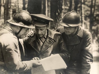 Gustavo Durán, en el centro, durante la Guerra Civil.