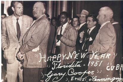 Felicitación de Hemingway y Gary Cooper al Floridita por el nuevo año, en 1951. A Hemingway le encantaba invitar a sus amigos al local. Pagaba una vez al mes y solía llevarse en una coctelera un trago extra en su descapotable hasta 'Finca Vigía', su casa en el cercano poblado de San Francisco de Paula.