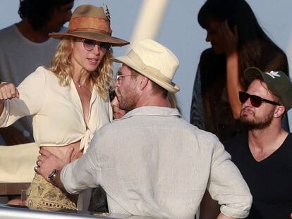 La actriz española Elsa Pataky y el actor Chris Hemsworth en vacaciones en Ibiza.