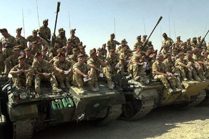 Soldados británicos de un batallón escocés descansan sobre sus carros durante un desfile en Basora.