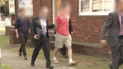 La Policía Federal Australiana detiene a un hombre en Australia.