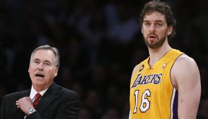 Mike D&#039; Antoni charla con Pau Gasol y Dwight Howard  en una foto de archivo. 