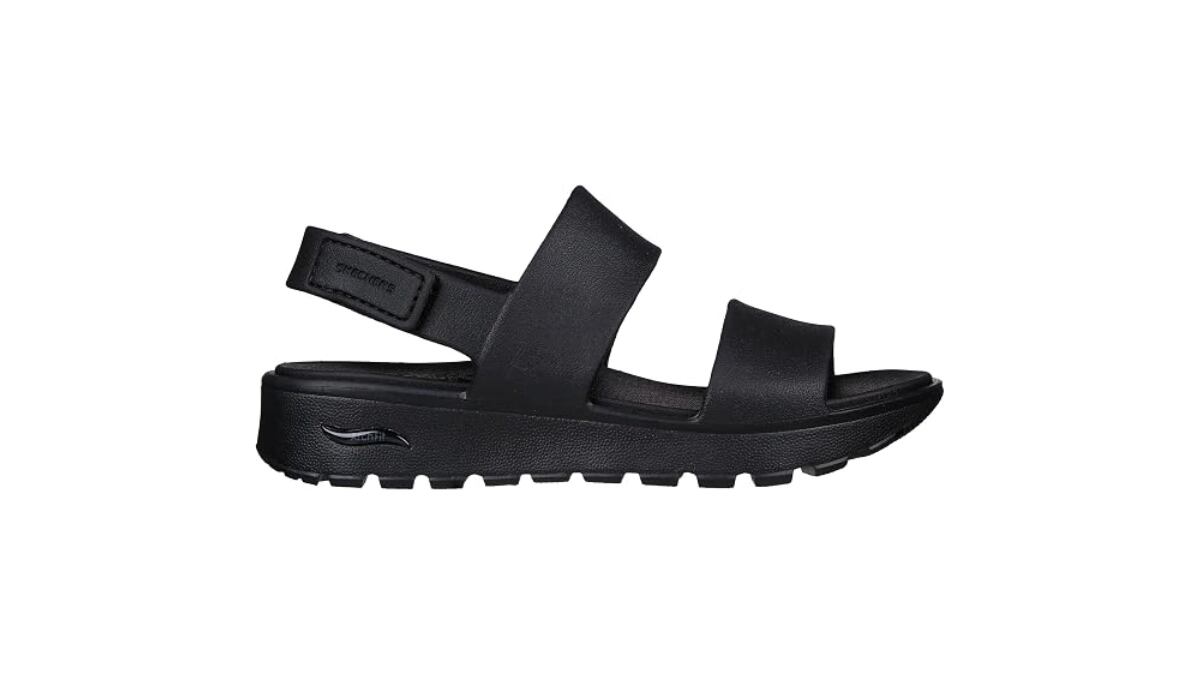 Sandalias Skechers negras y fáciles de combinar.
