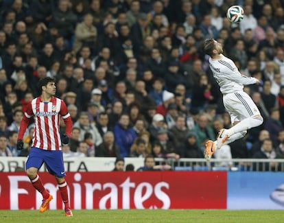 El defensa del Real Madrid Sergio Ramos (d) controla un balón aéreo ante el delantero del Atlético de Madrid Diego Costa (i), durante el partido de ida de las semifinales de la Copa de Rey disputado esta noche en el estadio Santiago Bernabéu.