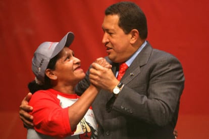 Chávez baila con una simpatizante en el acto del martes.