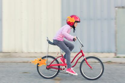 Una bicicleta para niñas cuesta hasta un 6% más de media que la versión “masculina” del mismo artículo. Esta discriminación aparece incluso en la seguridad de los más jóvenes: los cascos o coderas de color rosa también son más caros.