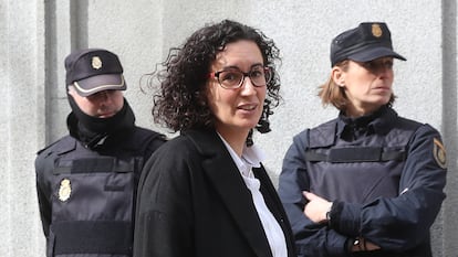 Marta Rovira abandona, en febrero de 2018, la sede del Tribunal Supremo tras declarar.