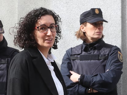 Marta Rovira abandona, en febrero de 2018, la sede del Tribunal Supremo tras declarar.