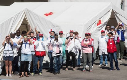 Efectivos de la Cruz Roja aplauden la llegada del buque 'Aquarius' al puerto de Valencia.
