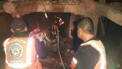 Miembros de la Defensa Civil Palestina trabajan en el interior de un edificio bombardeado por Israel, este lunes en Rafah. 