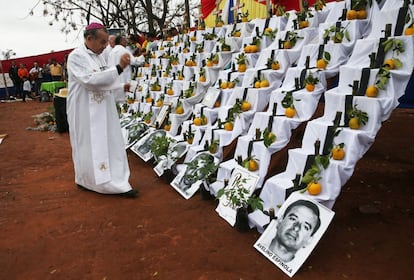 Misa oficiada por Mario Melanio Medina, obispo de San Juan Bautista de las Misiones, durante el homenaje. En el suelo descansan las fotos de los asesinados.