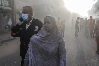 Una mujer es conducida a un hospital de Jan Yunis tras sobrevivir a un ataque israelí y ser rescatada de entre los escombros.
