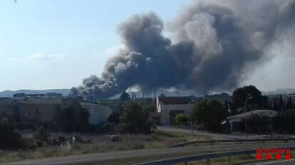 Incendi d'una nau industria vist des del peatge de l'Ametlla de Mar.