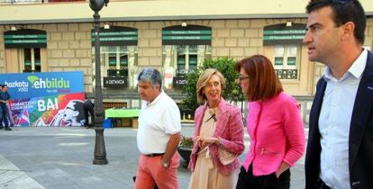 Rosa Díez junto a Maite Pagazaurtundua, y otros miembros de UPyD este viernes en Bilbao.