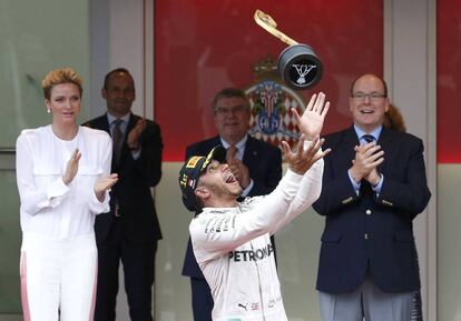 El piloto de Mercedes Lewis Hamilton celebra su victoria en el Gran Premio de Mónaco junto al príncipe Alberto II y la princesa Charlène.