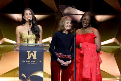 Meghan Markle durante su discurso tras recibir un premio de la Ms. Foundation for Women de manos de Gloria Steinem.