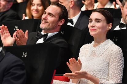 Rooney Mara y Joaquin Phoenix

Dos de las mayores estrellas del cine independiente en Hollywood han decidido trasladar su romance a los platós en este 2018. Hasta dos filmes cuentan con ellos como pareja protagonista: María Magdalena y No te preocupes, no llegará lejos a pie, de Gus Van Sant.