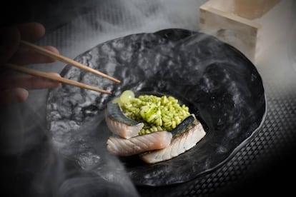 Caballa ahumada al momento con roble, trigo con plancton, yuzu y mantequilla de algas del restaurante 47 RONIN, en Madrid.