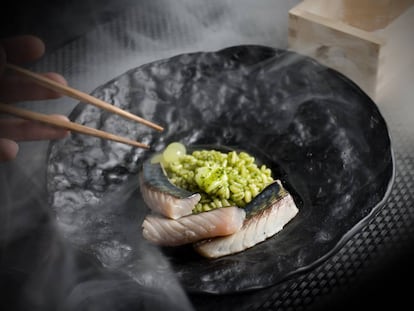 Caballa ahumada al momento con roble, trigo con plancton, yuzu y mantequilla de algas del restaurante 47 RONIN, en Madrid.