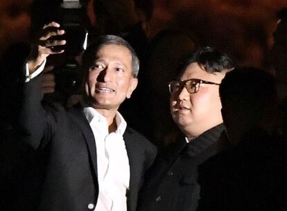 El ministro de Exteriores de Singapur, Vivian Balakrishnan, se hace un selfi junto al presidente norcoreano Kim Jong-un.