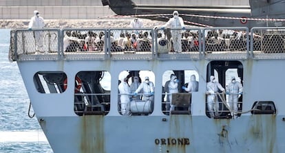 Llegada del buque de la Armada Italiana 'Orione'. A bordo del Orione viajaban 228 hombres y 22 menores no acompañados.