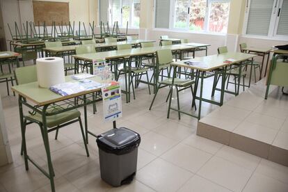 Aula de un centro educativo preparada para una prueba de examen.